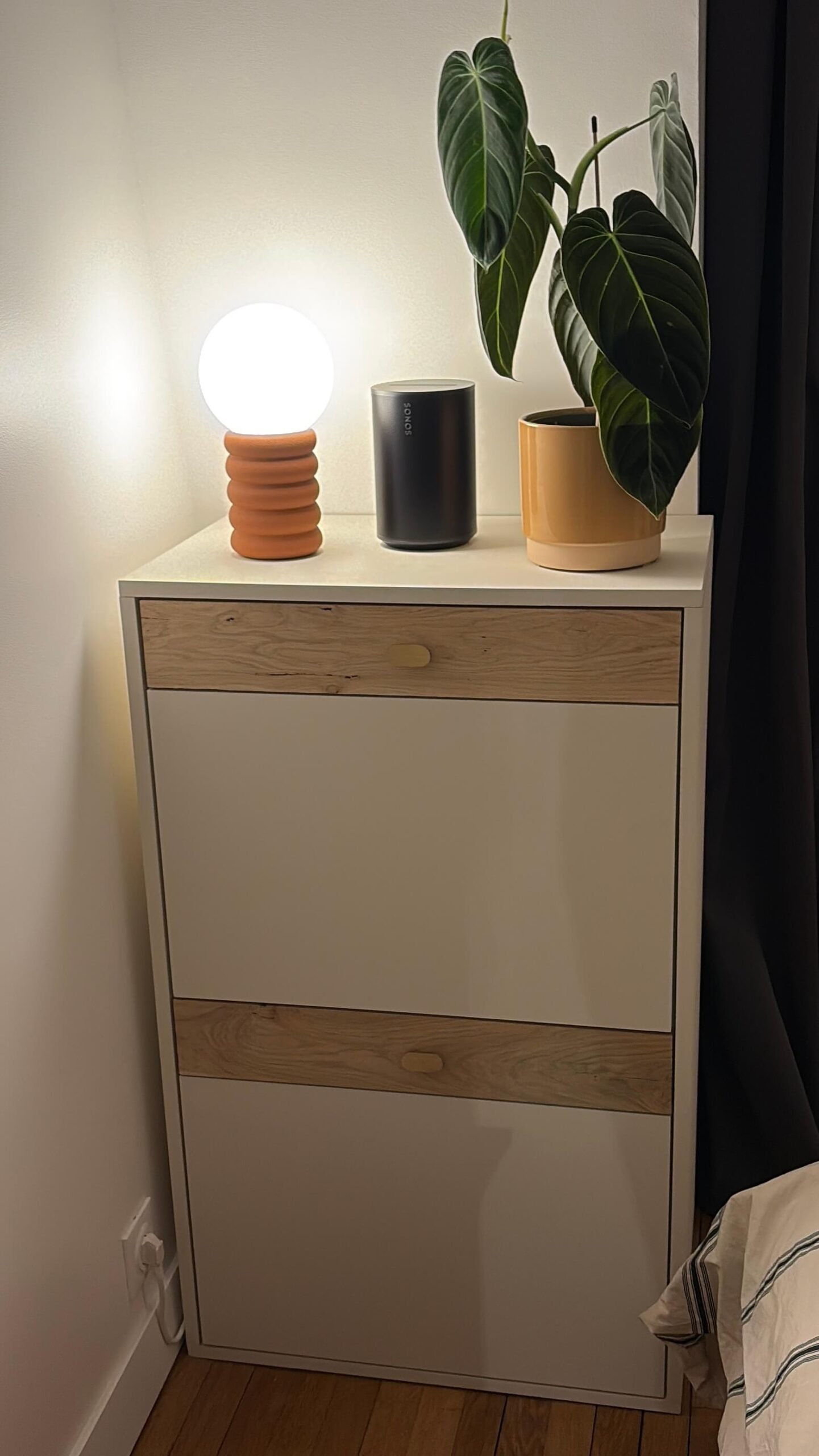 exemple d'une commode réalisée avec un caisson METOD que j'ai repeint avec la peinture farrow & ball flat eggshell new white