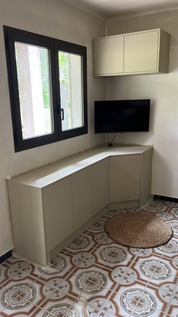 exemple d'un meuble TV réalisé avec plusieurs caissons METOD que j'ai repeints avec la peinture Libéron mat profond velour chanvre