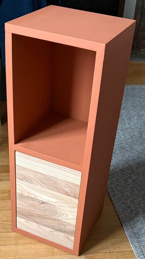 exemple d'une table de chevet réalisée avec un caisson METOD que j'ai repeint avec la peinture Libéron mat profond velour ocre