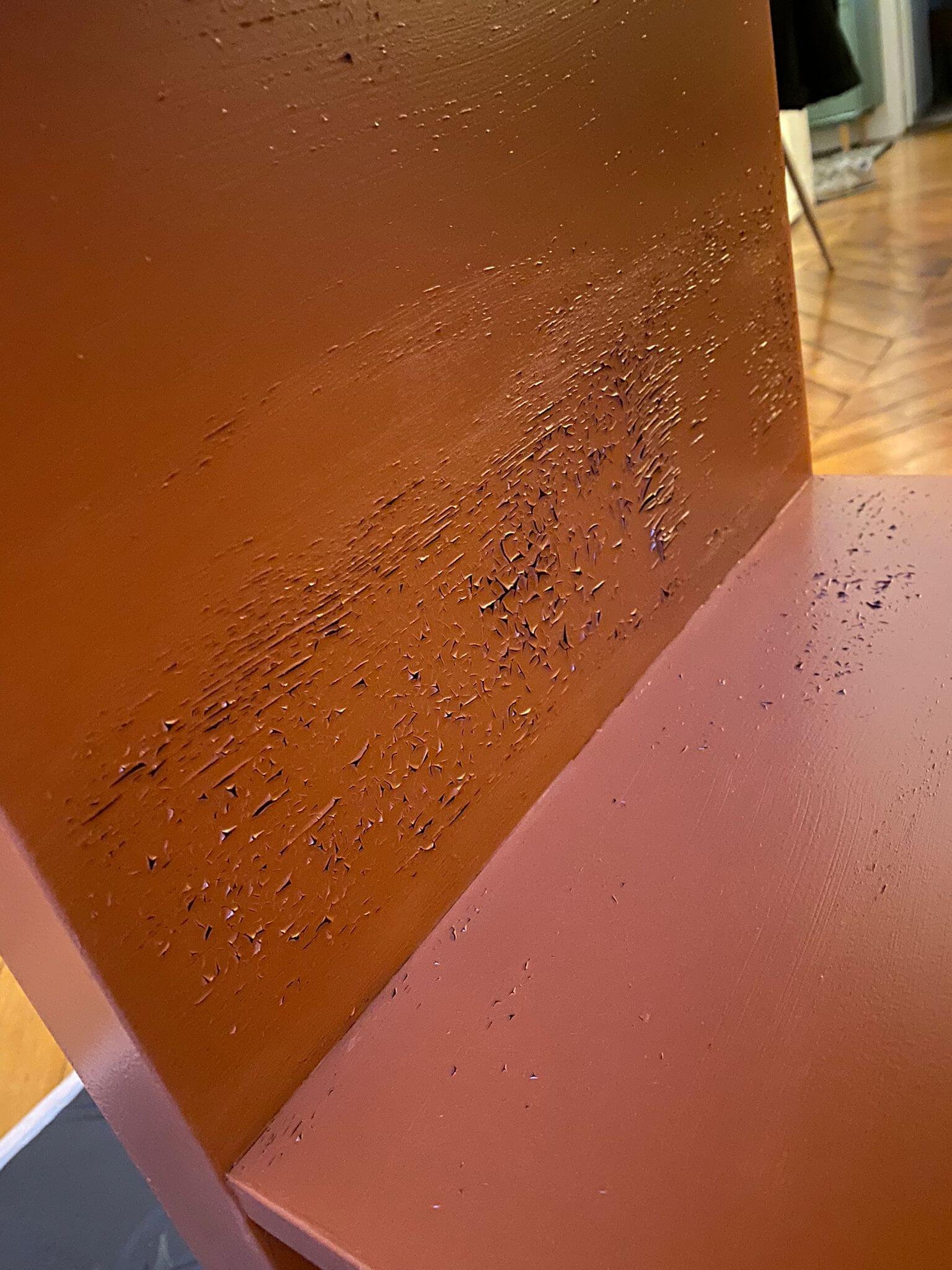 exemple d'une peinture ratée sur un meuble IKEA sans préparation préalable du support : résultat, la peinture pèle au séchage dès la première couche